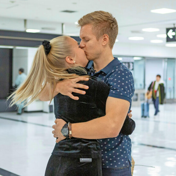 Alina ja Joonas viettivät Japanissa viisi päivää. – Joonas oli minua kentällä vastassa ruusujen kanssa. Alina ja Joonas viettivät Japanissa viisi päivää. – Joonas oli minua kentällä vastassa ruusujen kanssa.