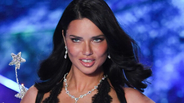 Victoria’s Secretin superseksikäs enkeli pisti siipensä naulaan – purskahti itkuun kesken muotinäytöksen! Adriana Lima