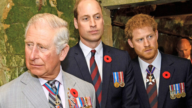 Kirjapaljastus: Prinssi Charlesin välit Williamiin ja Harryyn kiristyivät – ”Aivan kuin Charlesia ei olisi olemassakaan!” Walesin prinssi Charles, prinssit William ja Harry