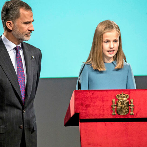 Espanjan prinsessa Leonor isänsä jalanjäljillä: perhe seurasi ylpeänä – video! Espanjan kuningas Felipe ja prinsessa Leonor