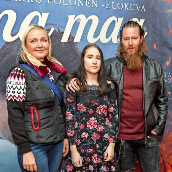 Jouni saapui Oma maa -elokuvan ensi-iltaan näyttelijävaimonsa Mari Perankosken ja tyttärensä Vilja Hynysen, 14, kanssa. Jouni saapui Oma maa -elokuvan ensi-iltaan näyttelijävaimonsa Mari Perankosken ja tyttärensä Vilja Hynysen, 14, kanssa.