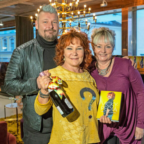 Toissa viikolla ilmestyi Virven elämäkertakirja Vickypedia, jossa hän kertoo urastaan miesvaltaisella alalla. Kirjan ovat kirjoittaneet toimittajat Anne Pennanen, Sami Spåra ja Tuija Wuori- Tabermann, joka puuttuu kuvasta. Toissa viikolla ilmestyi Virven elämäkertakirja Vickypedia, jossa hän kertoo urastaan miesvaltaisella alalla. Kirjan ovat kirjoittaneet toimittajat Anne Pennanen, Sami Spåra ja Tuija Wuori- Tabermann, joka puuttuu kuvasta.