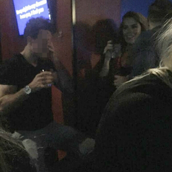 Sara Sieppi vietti lystikästä baari-iltaa 'mysteerisessä miessseurassa.' Sara Sieppi vietti lystikästä baari-iltaa 'mysteerisessä miessseurassa.'