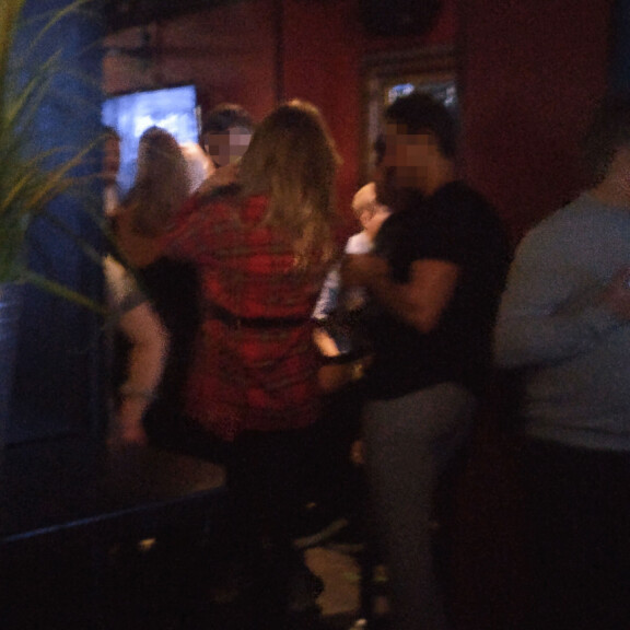 Sara Sieppi vietti lystikästä baari-iltaa 'mysteerisessä miessseurassa.' Sara Sieppi vietti lystikästä baari-iltaa 'mysteerisessä miessseurassa.'