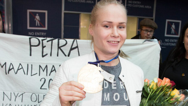 Painin maailmanmestari sai sankarin vastaanoton: Petra Olli liikuttui lentokentällä – kuva! Petra Olli liikuttui saamastaan sankarin vastaanotosta Helsinki-Vantaan lentoasemalla.