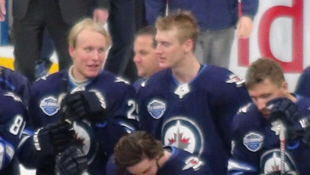 Patrik Laineella hymy herkässä joukkuekuvassa: ohjeisti huoltajan eturiviin - katso kuvat! Patrik Laine.