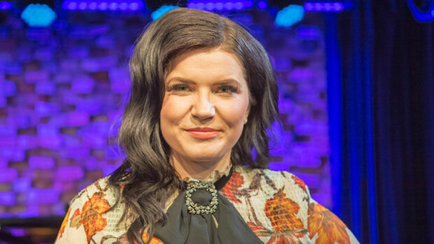 Laulaja Suvi Teräsniska jatkaa töitä äitiyslomalla – ”Toiset sanovat, että synnytän bändiä!” Suvi Teräsniska tekee musiikkia myös äitiyslomalla.