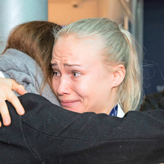 Petra liikuttui saamastaan sankarin vastaanotosta Helsinki-Vantaan lentoasemalla. Petra liikuttui saamastaan sankarin vastaanotosta Helsinki-Vantaan lentoasemalla.