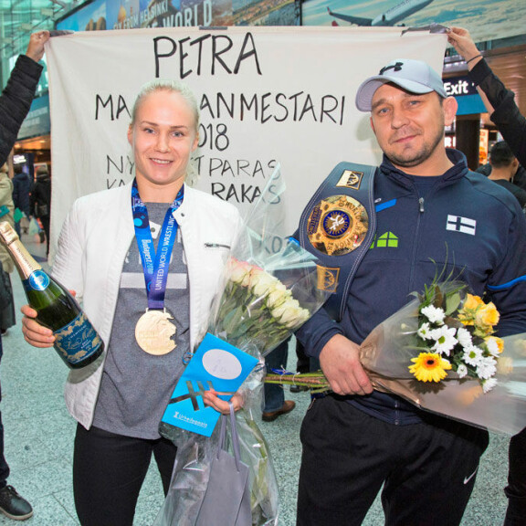 Petra Olli saapui valmentajansa Ahto Raskan kanssa Suomeen viime viikon perjantaina. MM-voitto on iso juttu koko suomalaiselle painille. – Tämä tuo varmasti näkyvyyttä ja huomiota lajille. Petra Olli saapui valmentajansa Ahto Raskan kanssa Suomeen viime viikon perjantaina. MM-voitto on iso juttu koko suomalaiselle painille. – Tämä tuo varmasti näkyvyyttä ja huomiota lajille.