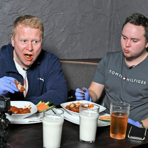 Carolina Reaper -wingsit polttavat suuta jopa puoli tuntia. Vain yksi asiakas on onnistunut syömään koko annoksen – Sampo sai syötyä yhden siiven. Carolina Reaper -wingsit polttavat suuta jopa puoli tuntia. Vain yksi asiakas on onnistunut syömään koko annoksen – Sampo sai syötyä yhden siiven.