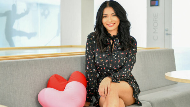 Juontaja Shirly Karvinen olisi toisessa tilanteessa valmis Love Island Suomen sinkuksi – ”En panisi pahitteeksi olla kauniiden ihmisten ympäröimänä!” Shirly Karvinen juontaa Love Island -ohjelmaa.