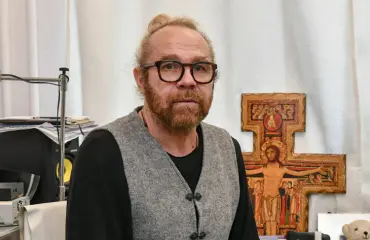 Herran tähden! Jussi Parviaisen seurue herätti pahennusta lääkäriasemalla: Ystävä julisti Jumalan sanaa, vartija paikalle – kuva!