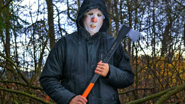 K16! Seiska löysi syysmetsästä jotain järkyttävää - arvaatko, kuka kirvestä heiluttaa? Katso selkäpiitä karmiva video! Seiskan mystinen halloween-hahmo.