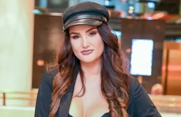 Tunnistaisitko? Ex-missi Beata Papp pirun seksikkäänä - sarvet ja peruukki päässä, punaisissa piilareissa, vartaloa nuolevassa minimekossa!