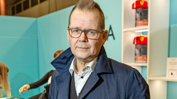 Kari Hotakainen paljastaa: Lewis Hamilton antoi tylyä kuittia Kimi Räikkösen elämäkerrasta! Kari Hotakainen kirjamessuilla.