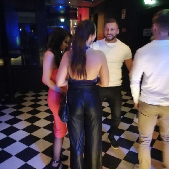 Kuumat Love Island -sinkut villiintyivät Helsingin yössä: juhlajuomat maistuivat – katso kuva Love Island -sinkut yössä