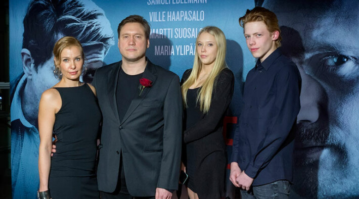 Venla kuvassa 15-vuotiaana silloisen poikaystävänsä Markus Watkinin kanssa. Kuvassa myös Samulin ex-vaimo Laura. edelmannit