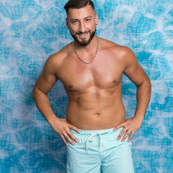 Lauantai-iltaa muiden ohjelmaan osallistuneiden kanssa viettänyt Refai iski silmänsä ohjelmassa olleeseen Ankuun. refai