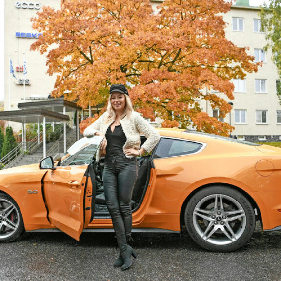 Vroom vroom! Jennylle teki hyvää päästä leipomaan Mustangin rattia. V8-moottori ja 450 hevosvoimaa murisivat nätisti, kun tyrmäävä turkulaisblondi testaili 100 000 euron menopeliä Helsingin Lauttasaaressa. Mustangin muskelit tekivät vaikutuksen Jennyyn. – Onhan tämä kieltämättä vähän erilainen auto kuin oma Nissan Micrani.
