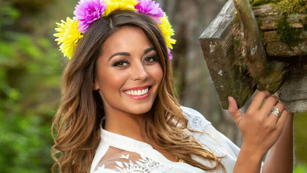 Herranpieksut, mikä runko! Amanda Harkimo poseeraa pikkustringeissään vesirajassa: ”Huomen alasti” - katso kuvat! Amanda Harkimo