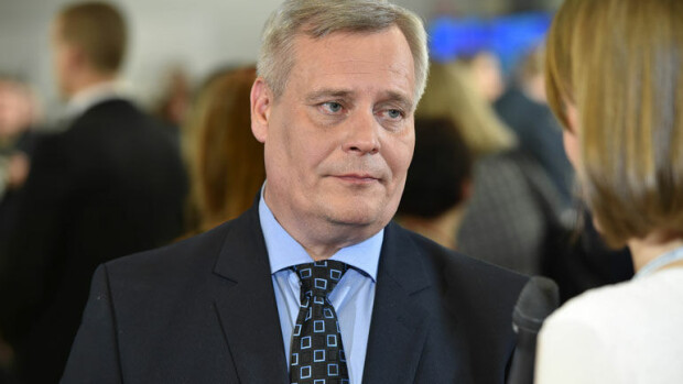 Tupakka maistuu yhä: SDP:n Antti Rinne sauhutteli hotellin edustalla – kuva! Antti Rinne poltti tupakkaa.