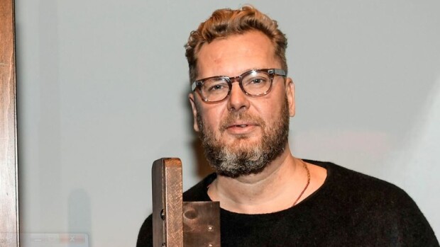 Antti J. Jokinen ohjasi Beyoncélle, Celiné Dionille ja Eminemille musiikkivideoita – lopetti hommat täysin! 'Kuppi meni nurin' Antti J. Jokinen