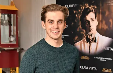 Lauri Tilkanen rymyää valkokankaalla Olavi Virtana – ”Silloin on osattu vetää tyylillä ja juhlia!”