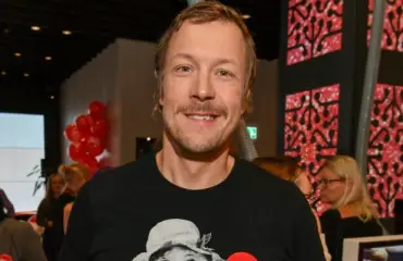 Juontaja Mikko Peltola muistelee viuhahdustaan suorassa lähetyksessä - "Kokohohta oli juosta punaisissa stringeissä lavalla"