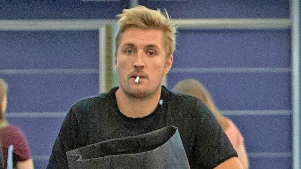 Ohhoh, mikä ökytippi, Stefan Therman! Martina Aitolehden kihlattu ojensi baarin henkilökunnalle ruhtinaallisen summan käteistä! Stefan Therman antoi ökytipin.