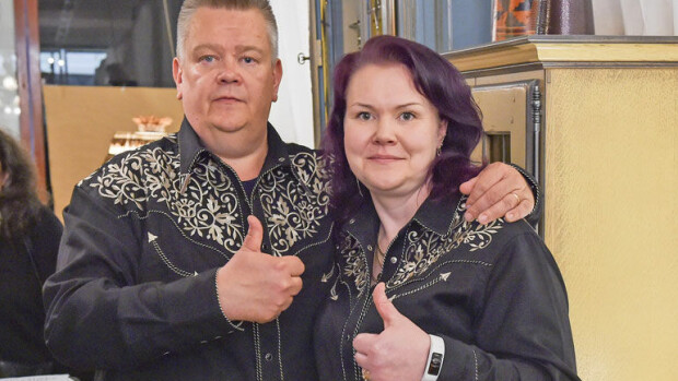 Huutokauppakeisari Aki Palsanmäen ja Heli-vaimon syysyllätys: Muutimme Espanjaan! Aki ja Heli Palsanmäki muuttivat Espanjaan.