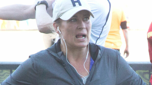 Uutisankkuri Kirsi Alm-Siira kolarissa! Ajoi miehensä öky-Bemarin raitiovaunun keulaan - kuva! Kirsi Alm-Siira