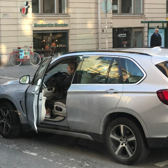 Uutisankkuri Kirsi Alm-Siira kolarissa! Ajoi miehensä öky-Bemarin raitiovaunun keulaan - kuva! Kirsi Alm-Siira kolarissa