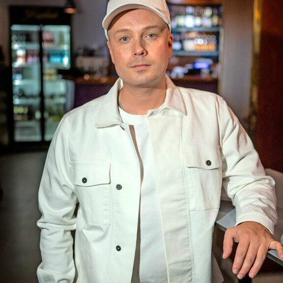 Pikku G eli Henri Vähäkainu nousi julkisuuteen vuoden 2003 Me ollaan nuoriso -hitillään. Pikku G eli Henri Vähäkainu nousi julkisuuteen vuoden 2003 Me ollaan nuoriso -hitillään.