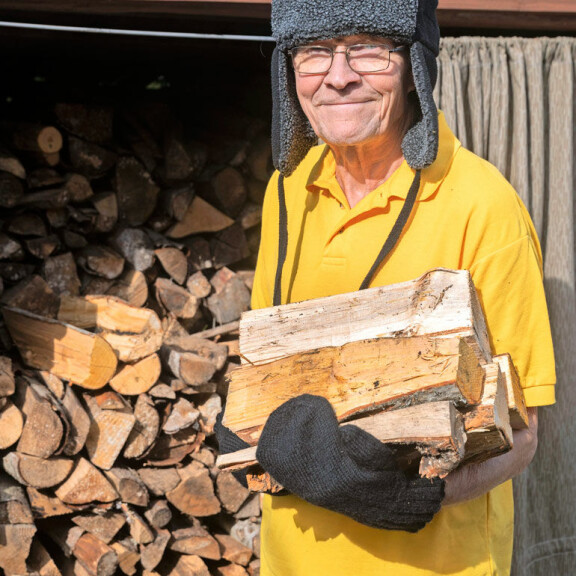 Matilla on kotitalollaan Mäntyharjulla paljon polttopuita.  – Talvi saa tulla, vaikka tavallisen tasapaksu siitä tuleekin. Matilla on kotitalollaan Mäntyharjulla paljon polttopuita.  – Talvi saa tulla, vaikka tavallisen tasapaksu siitä tuleekin.