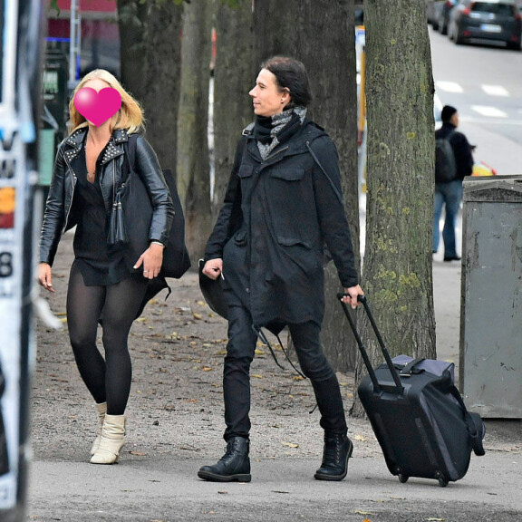 Mika ”AH” Haapasalo nauratti blondia jutuillaan. Hän hymyili kaunottarelle maireasti. Mika ”AH” Haapasalo nauratti blondia jutuillaan. Hän hymyili kaunottarelle maireasti.