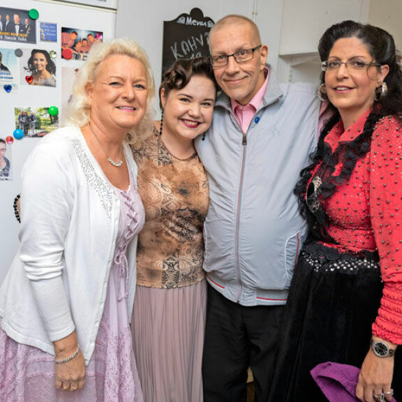 Nina Kimari, Eeva-Maria Söderberg ja Birgitta Blomerus ahersivat kanttiinissa. Birgitta on tukitanssien ideoija. Nina Kimari, Eeva-Maria Söderberg ja Birgitta Blomerus ahersivat kanttiinissa. Birgitta on tukitanssien ideoija.