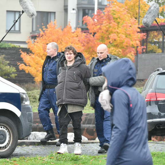 Mitä ihmettä? Hissu Hietalahti ja Riku Nieminen keskellä hurjaa pidätystilannetta hienostoalueella Helsingissä - kuvat! Hissu ja Riku Roban kuvauksissa