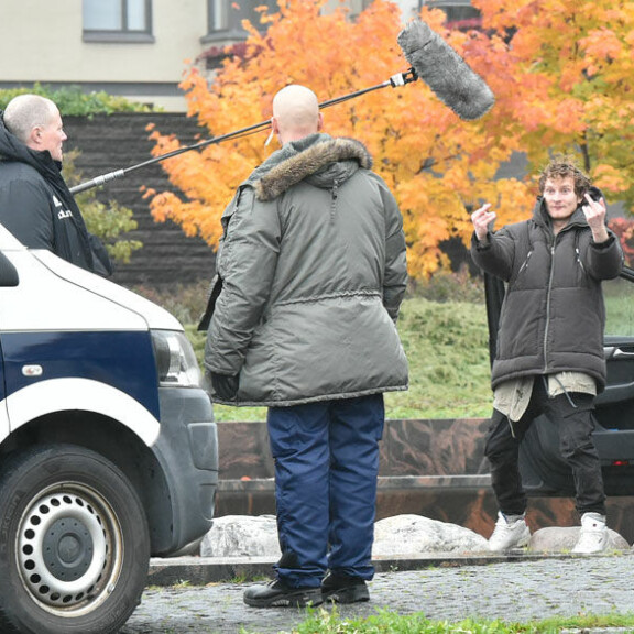 Mitä ihmettä? Hissu Hietalahti ja Riku Nieminen keskellä hurjaa pidätystilannetta hienostoalueella Helsingissä - kuvat! Hissu ja Riku Roba-sarjan kuvauksissa