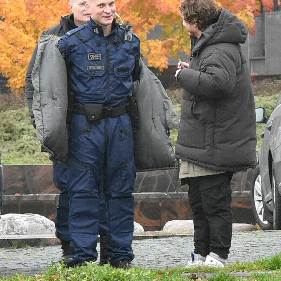 Mitä ihmettä? Hissu Hietalahti ja Riku Nieminen keskellä hurjaa pidätystilannetta hienostoalueella Helsingissä - kuvat! Hissu ja Riku Roban kuvauksissa