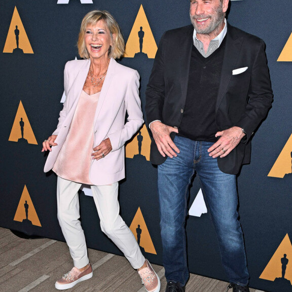 Olivia ja John esittelevät Greasen tanssikuvioita. Olivia ja John esittelevät Greasen tanssikuvioita.