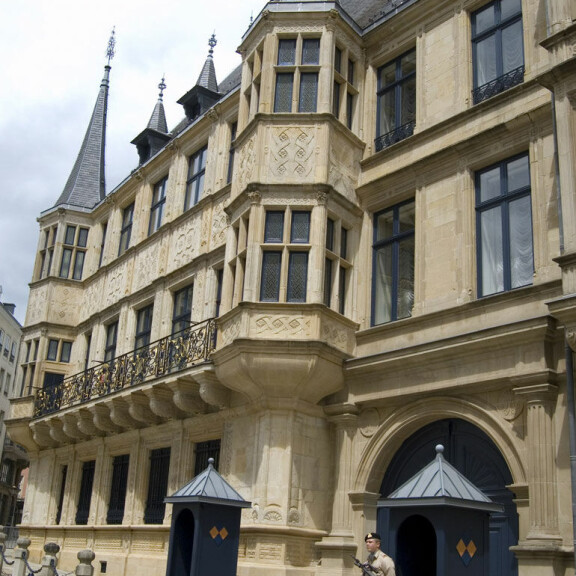 Oho! Luxemburgin suurherttuapari avasi kotinsa ovet taviksille – kuva! Luxemburgin kuninkaallinen palatsi