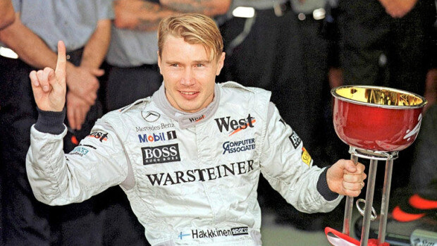 Mika Häkkinen 50 vuotta – muistatko nämä hurjat kohut? Sirkuskoulusta kuoleman porteille ja F1-mestariksi – rakastui Marketaan eroottisena tanssijana! Kuvat! Mika Häkkinen täyttää 50 vuotta.