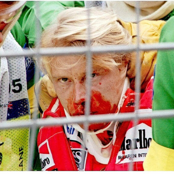 Mika Häkkinen 50 vuotta – muistatko nämä hurjat kohut? Sirkuskoulusta kuoleman porteille ja F1-mestariksi – rakastui Marketaan eroottisena tanssijana! Kuvat! Mika Häkkinen onnettomuudessa.