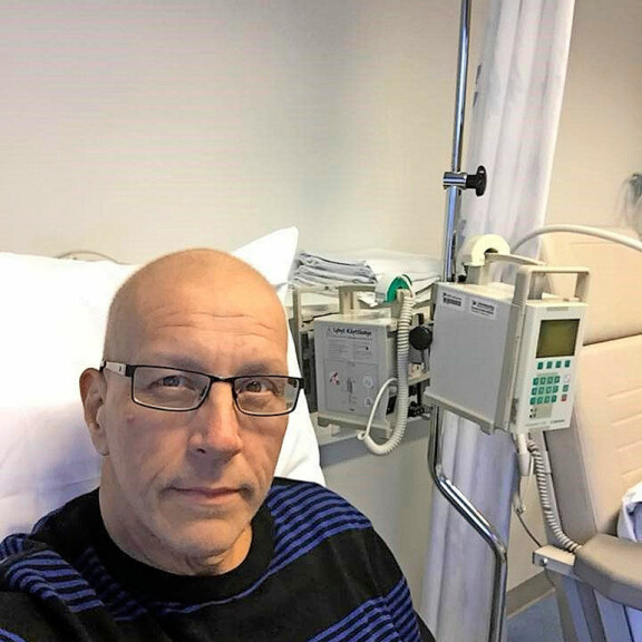 – Minulla ei ole paljon kipuja, ja voin vähän syödäkin, parantumatonta ja laajalle levinnyttä vatsasyöpää sairastava Jarmo sanoo sairaalassa. – Minulla ei ole paljon kipuja, ja voin vähän syödäkin, parantumatonta ja laajalle levinnyttä vatsasyöpää sairastava Jarmo sanoo sairaalassa.