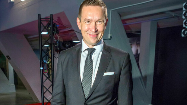 Tom Packalén on eduskunnan kuumimpia sinkkukomistuksia: Olen Tinderissä! Tom Packalen on Tinderissä.