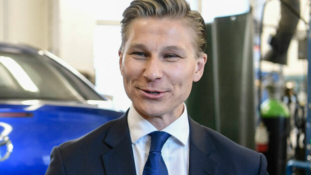 Tässä on oikeusministeri Antti Häkkäsen raskaana oleva Henna-rakas – paparazzikuvat! Oikeusministeri Antti Häkkäsestä tulee pian isä.