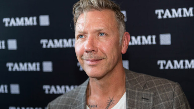 Rajusta päihderiippuvuudesta toipunut Beck-tähti Mikael Persbrandt palasi huipulle: Ihmettelen kuinka voin olla hengissä! Mikael Persbrandt selvisi päihderiippuvuudesta.