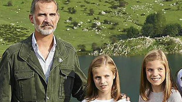 Espanjan kuningasparilla poikkeuksellinen edustustehtävä: rämpivät pöheikössä - paljonpuhuva kuva! Espanjan kuningas Felipe, prinsessat Leonor ja Sofia