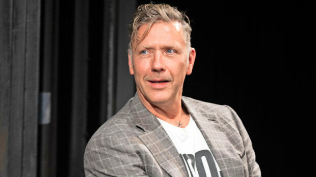 Beck-tähti Mikael Persbrandt viilteli itseään ja näki harhoja – ”Olin menettää puolisoni ja lapset!” Mikael Persbrandt avautuu päihderiippuvuudestaan.