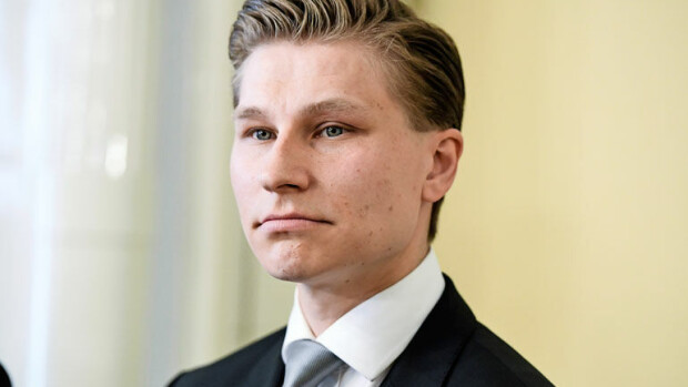 Tiesitkö?! Oikeusministeri Antti Häkkäsen juristirakkaan sisko on missikaunotar – kuva! Antti Häkkäsen Henna-rakkaan sisko on missikaunotar.